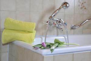a flower sitting on the edge of a bath tub at Hoamatlhütte in Schladming