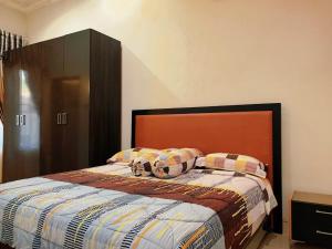 Ένα ή περισσότερα κρεβάτια σε δωμάτιο στο Griya Nuansa Syariah