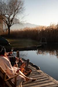 カルダーロにあるLeuchtenburg am Seeの桟橋で火の周りに座っている人々のグループ