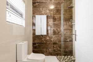 a bathroom with a toilet and a shower at Gosheni Villas in White River +26 photos