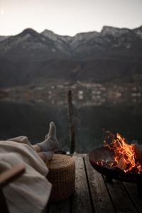 カルダーロにあるLeuchtenburg am Seeの火のそばのベッドに横たわる人 +143枚の写真