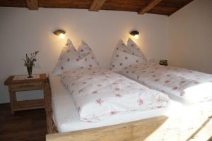 Ένα ή περισσότερα κρεβάτια σε δωμάτιο στο Tröglesalm +5 φωτογραφίες