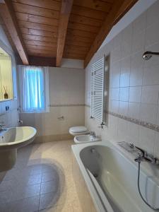 Ένα μπάνιο στο The Fairy World - Penthouse with Terrace Lake view and Pool