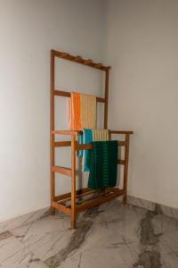 una silla de madera con toallas apoyada en una pared en VN45 Villa in Ahangama, en Ahangama 27 fotos más