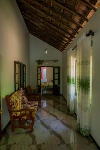Una sala de estar con un sofá y una silla en una habitación. en VN45 Villa in Ahangama, en Ahangama