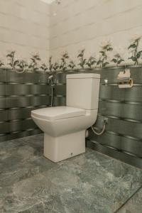 un aseo en un baño con flores en la pared en VN45 Villa in Ahangama, en Ahangama