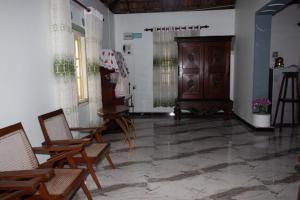 sala de estar con sillas y armario de madera en VN45 Villa in Ahangama, en Ahangama