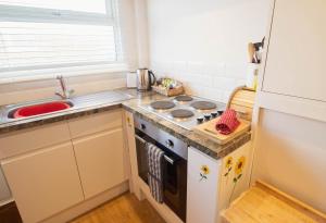 Kuchyň nebo kuchyňský kout v ubytování Pebbles Apartment By Air Premier + 4 fotografie