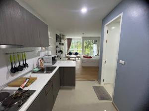 Kuchyň nebo kuchyňský kout v ubytování OZONE Best Studio After Renovation 2025