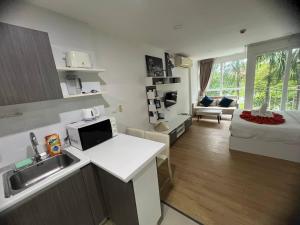 Kuchyň nebo kuchyňský kout v ubytování OZONE Best Studio After Renovation 2025