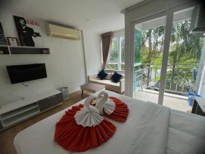 TV a/nebo společenská místnost v ubytování OZONE Best Studio After Renovation 2025 + 28 fotografií