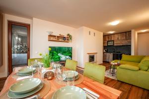 ein Esszimmer und ein Wohnzimmer mit Tisch und Stühlen in der Unterkunft GREEN STAR Grand Resort Pamporovo in Pamporowo