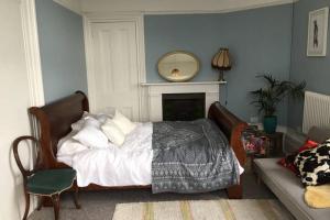 A bed or beds in a room at Spacious Regency Apartment - Old Town