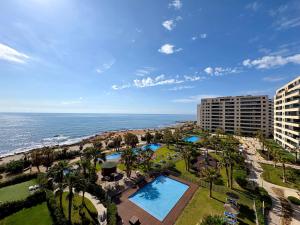 een luchtzicht op een resort met een zwembad en de oceaan bij PANORAMA MAR - Primera Linea - Lujo in Torrevieja