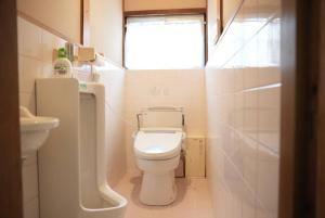 Et badeværelse på CORNELL private guesthouse BBQ & Garden + 22 billeder