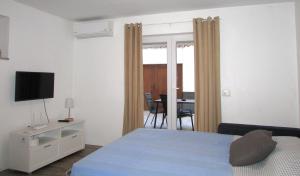 Et tv og/eller underholdning på CENTER house with apartments