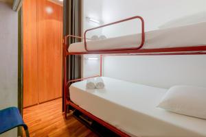 Giường trong phòng chung tại Hostdomus - City Center Apartment