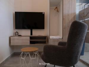 ein Wohnzimmer mit einem Sessel und einem Fernseher in der Unterkunft Meluna in Mamoudzou