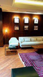 een woonkamer met een witte bank en een tapijt bij Liv Hotels Erciyes in Cebir