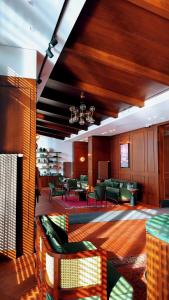 een lobby met banken en tafels in een gebouw bij Liv Hotels Erciyes in Cebir