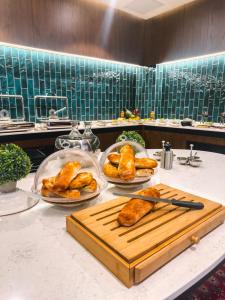 een keuken met brood en borden met eten op een aanrecht bij Liv Hotels Erciyes in Cebir +55 foto's