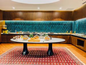 een tafel met eten in de keuken bij Liv Hotels Erciyes in Cebir