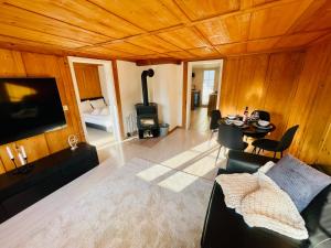 Μια τηλεόραση ή/και κέντρο ψυχαγωγίας στο -TheUrbanist- Cozy Free Parking Fast WiFi