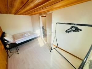 Ένα ή περισσότερα κρεβάτια σε δωμάτιο στο -TheUrbanist- Cozy Free Parking Fast WiFi