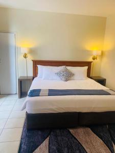 ein Schlafzimmer mit einem großen Bett mit zwei Nachttischen in der Unterkunft The Oceanic 1 bedroom apartment - Self Catering in Durban