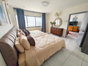 Postel nebo postele na pokoji v ubytování 3BR Luxury Seafront Apartment with Beach Access ,RegencyTanjungTuanBeachResort + 16 fotografií