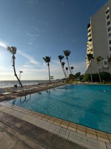 Bazén v ubytování 3BR Luxury Seafront Apartment with Beach Access ,RegencyTanjungTuanBeachResort nebo v jeho okolí