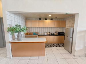 Kuchyň nebo kuchyňský kout v ubytování 3BR Luxury Seafront Apartment with Beach Access ,RegencyTanjungTuanBeachResort