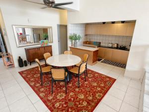 Kuchyň nebo kuchyňský kout v ubytování 3BR Luxury Seafront Apartment with Beach Access ,RegencyTanjungTuanBeachResort