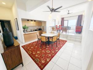 Kuchyň nebo kuchyňský kout v ubytování 3BR Luxury Seafront Apartment with Beach Access ,RegencyTanjungTuanBeachResort