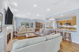 Una sala de estar con dos sofás y una cocina. en SM07: 7 Silver Moss, en Kiawah Island