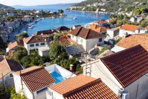 uitzicht op een stad met een rivier en gebouwen bij Villa Dororeja in Veliki Drvenik