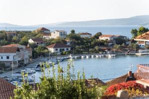 een uitzicht op een stad met boten in een haven bij Villa Dororeja in Veliki Drvenik