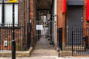 Russel Square Rooms في لندن: مدخل لمبنى من الطوب مع بوابة