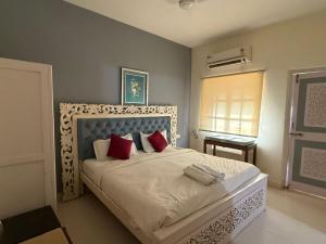 Ένα ή περισσότερα κρεβάτια σε δωμάτιο στο Candolim 2bhk apartment Goa