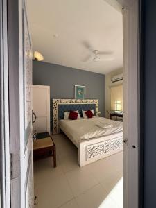 Ένα ή περισσότερα κρεβάτια σε δωμάτιο στο Candolim 2bhk apartment Goa