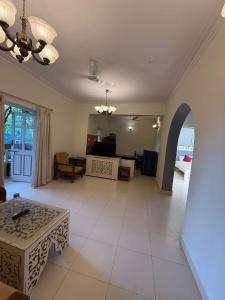 Χώρος καθιστικού στο Candolim 2bhk apartment Goa