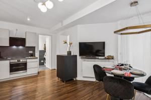 a kitchen and living room with a table and chairs at Arbio I Stylish Apart Schöneberg S-Bahn in Berlin