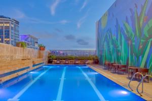 Bazén v ubytování Eastwood Richmonde Hotel Quezon City nebo v jeho okolí