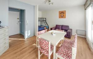 Χώρος καθιστικού στο Cozy Apartment In Dunkerque