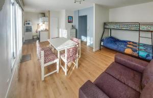 Ένα ή περισσότερα κρεβάτια σε δωμάτιο στο Cozy Apartment In Dunkerque