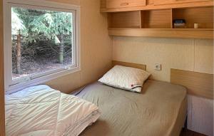 une petite chambre avec un lit et une fenêtre dans l'établissement 3 Bedroom Nice Home In Nexø, à Balke 2 autres photos