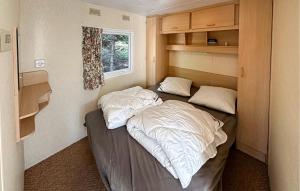 - une petite chambre avec 2 lits dans l'établissement 3 Bedroom Nice Home In Nexø, à Balke