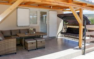een patio met een bank, een tafel en een bed bij Awesome Home In Lisane Ostrovicke With Wifi in Lišane Ostrovičke