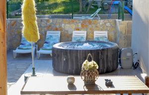 een hot tub in een patio met stoelen en een tafel bij Awesome Home In Lisane Ostrovicke With Wifi in Lišane Ostrovičke +13 foto's
