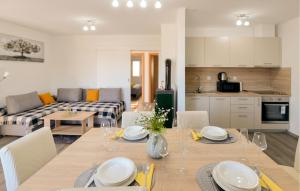 een eetkamer en woonkamer met een tafel en stoelen bij Awesome Home In Lisane Ostrovicke With Wifi in Lišane Ostrovičke